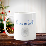 Mug Christmas Beach Peace on Earth Sand Dollar<br><div class="desc">Christmas Beach Peace on Earth Tropical Holiday tasse à café,  avec un dollar de sable et un design de typographie bleue. Avec le lettrage personnalisable,  vous pouvez ajouter votre propre texte. Une façon simple d'ajouter une touche d'océan à votre boisson de vacances préférée.</div>