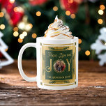 Mug Christmas Peace Love and Joy Photo de famille<br><div class="desc">Simple fausse feuille, élégante et sobre photo de famille "Paix, Amour et Joie" conception de la couronne avec photo circulaire centre design vacances de Noël. L'anneau extérieur, les lettres "J" et "Y" dans "Joy", et les feuilles qui entourent la photo sont des faux papiers. Le texte du haut et du...</div>