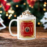 Mug Christmas Peace Love and Joy Photo de famille<br><div class="desc">Simple fausse feuille, élégante et sobre photo de famille "Paix, Amour et Joie" conception de la couronne avec photo circulaire centre design vacances de Noël. L'anneau extérieur, les lettres "J" et "Y" dans "Joy", et les feuilles qui entourent la photo sont des faux papiers. Le texte du haut et du...</div>