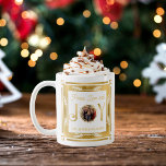 Mug Christmas Peace Love and Joy Photo de famille<br><div class="desc">Simple fausse feuille, élégante et sobre photo de famille "Paix, Amour et Joie" conception de la couronne avec photo circulaire centre design vacances de Noël. L'anneau extérieur, les lettres "J" et "Y" dans "Joy", et les feuilles qui entourent la photo sont des faux papiers. Le texte du haut et du...</div>
