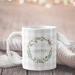 Mug Christmas Winter Berries Wreath Nom personnalisé<br><div class="desc">Tasse à café sur mesure pour les vacances avec aquarelle design de la couronne de Noël sur motif de buffle de ferme moderne rustique.</div>