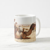 MUG CINQ CAMELS SUR LE TERRAIN (Devant droit)