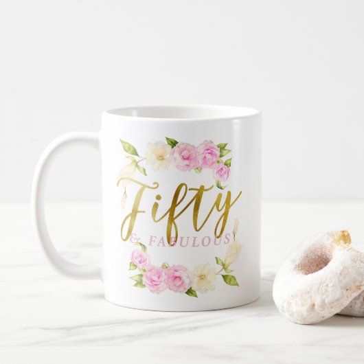 Mug Cinquante et rose floral fabuleux d'or (Avec donut)