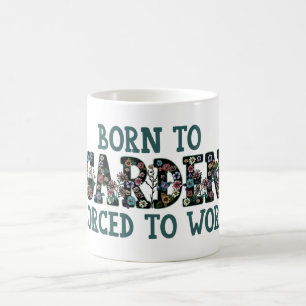Mug Citation amusante Né dans le jardin forcé à travai