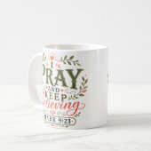 Mug Citation chrétienne 'Je prie et continue de croire (Devant gauche)