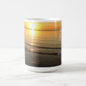 Mug Citation coucher de soleil Serene Ocean Beach Café (Centre)