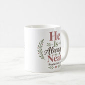 Mug Citation de dévotion matinale Il Est Toujours Près (Devant droit)