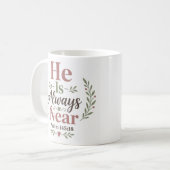 Mug Citation de dévotion matinale Il Est Toujours Près (Devant gauche)