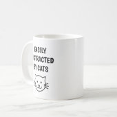 Mug Citation drôle de chat - Facilement distrait par l (Devant gauche)