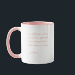 Mug Citation personnalisée rose<br><div class="desc">Ajoutez votre dicton ou citation préférée à cette tasse personnalisée,  avec votre citation imprimée sur deux côtés. Fait un grand cadeau pour les amis,  la famille,  les employés et les équipes.</div>
