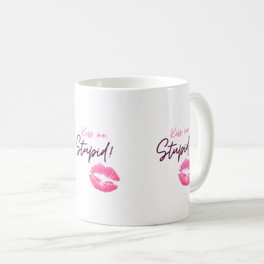 Mug Citation rose avec un baiser - Embrasse-moi, idiot (Devant droit)