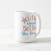 Mug Citer La Vie Est Tout Simplement Mieux À La Plage (Devant droit)