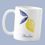 Mug Citron personnalisé<br><div class="desc">Jolie aquarelle citrons design en jaune avec feuilles bleu marine pour une photo estivale fruitée de Vitamine C. Art original de Nic Squirrell. Modifiez ou supprimez le nom à personnaliser.</div>