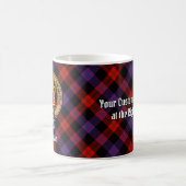 Mug Clan Brown Crest sur Tartan (Centre)