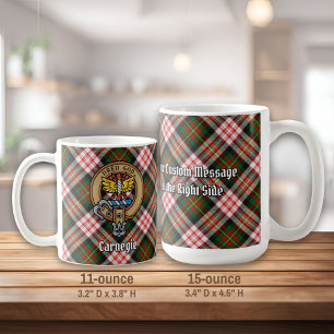 Mug Clan Carnegie Crest sur la robe Tartan