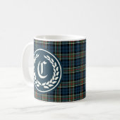 Mug Clan Colquhoun bleu foncé Tartan Monogramme (Devant gauche)