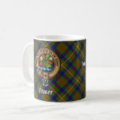 Mug Clan Fraser Crest sur la chasse Tartan (Devant gauche)