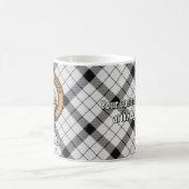 Mug Clan MacFarlane Crest sur tarte noir et blanc (Centre)