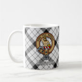 Mug Clan MacFarlane Crest sur tarte noir et blanc (Gauche)