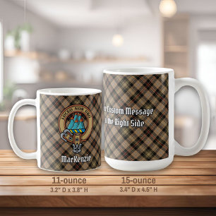 Mug Clan MacKenzie Crest sur Tartan de chasse Brown