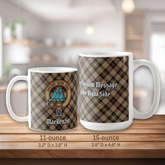 Mug Clan MacKenzie Crest sur Tartan de chasse Brown