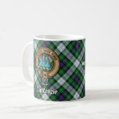 Mug Clan MacKenzie Crest sur Tartan de robe (Devant gauche)