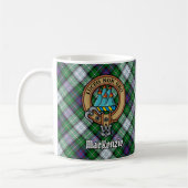 Mug Clan MacKenzie Crest sur Tartan de robe (Gauche)