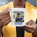 Mug Classe de 2025 Graduate Photo Blue Text Graduation<br><div class="desc">Cette tasse moderne blanche et bleue pour étudiants en photo de deuxième cycle présente votre nom de lycée ou de collège pour la classe de 2025. Customisez avec votre nom sous l'écriture manuscrite chic et audacieuse et le casquette noir pour un grand cadeau de graduation personnalisé.</div>
