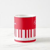 Mug Clés de piano rouge vif moderne Monogramme (Centre)