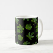 Mug Closeup de feuilles vertes isolé sur arrière - pla (Devant droit)
