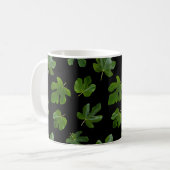 Mug Closeup de feuilles vertes isolé sur arrière - pla (Devant gauche)