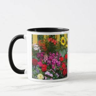 Mug Clôture à piquets jaune avec jardin de fleurs en