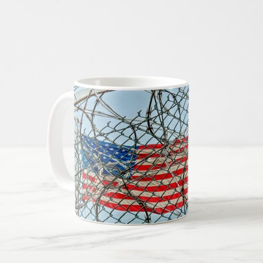 Mug Clôture et drapeau de la prison (Devant gauche)