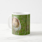 Mug Cochon de Guinée mignonne dans l'herbe (Devant gauche)
