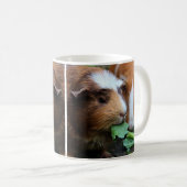 Mug Cochons de Guinée rouge, noir et blanc mangeant de (Devant droit)