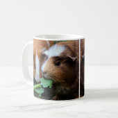 Mug Cochons de Guinée rouge, noir et blanc mangeant de (Devant gauche)