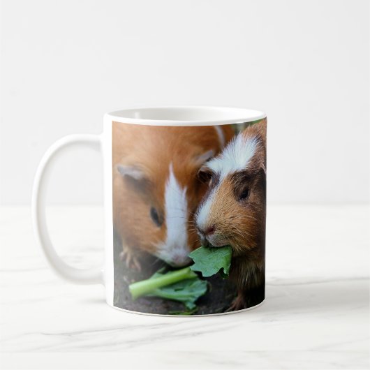 Mug Cochons de Guinée rouge, noir et blanc mangeant de (Gauche)