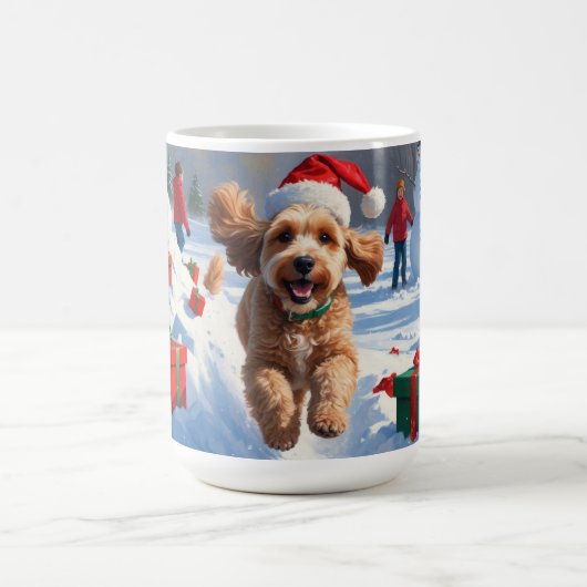 Mug Cockapoo courant dans la neige avec un chapeau de  (Centre)