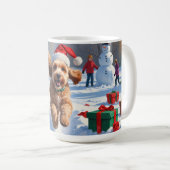 Mug Cockapoo courant dans la neige avec un chapeau de  (Devant droit)