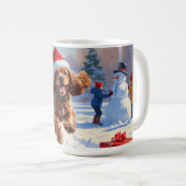 Mug Cocker Spaniel courant dans la neige avec un chape (Devant droit)