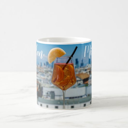 Mug Cocktail Spritz sur une table avec vue sur Milan (Centre)