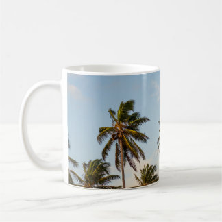 Mug Cocotiers sous ciel nuageux le matin