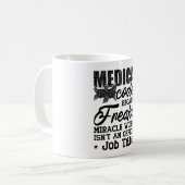 Mug Codeur Médicale parce que Freakin ICD Coding Assis (Devant gauche)