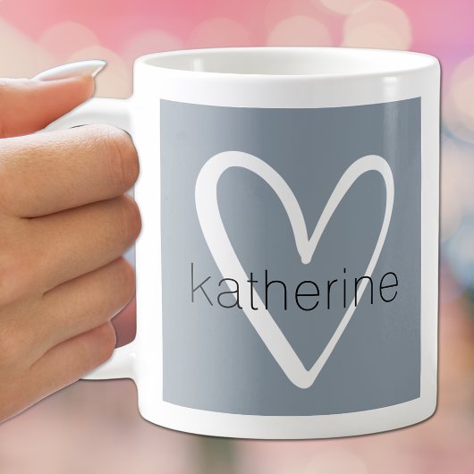Mug Coeur blanc sur le Monogramme bleu Dusty