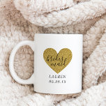 Mug Coeur doré moderne cadeau de demoiselle d'honneur<br><div class="desc">Cadeau de tasse à café conçu sur mesure avec calligraphie à la main moderne sur coeur de parties scintillant or élégant. Personnalisez avec le nom et la date de votre servante.</div>