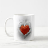 Mug Coeur rouge dans des mains, je t'aime forme (Gauche)