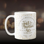 Mug Coeurs d'or du 50ème anniversaire de Mariage<br><div class="desc">Doté de délicats coeurs dorés. Personnalisez avec votre cinquantième anniversaire spécial en lettres d'or chic. Conçu par Thisisnotme©</div>