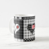 Mug Coeurs Noir Blanc Patchwork Sans Couleur. (Devant gauche)