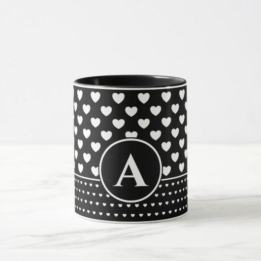 Mug Cœurs Noir Et Blanc Élégants - Monogramme Personna (Centre)