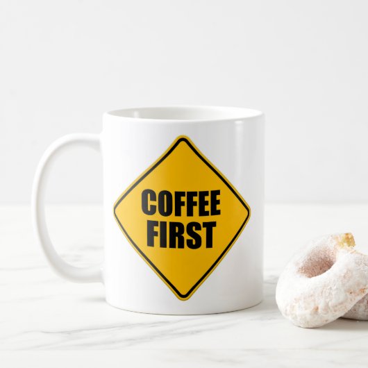 Mug Coffee First - Symbole d'avertissement de devis am (Avec donut)